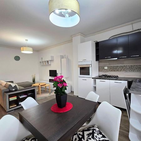 Apartment "Solar 48", Private Parking, One Bedroom Бухарест Екстер'єр фото